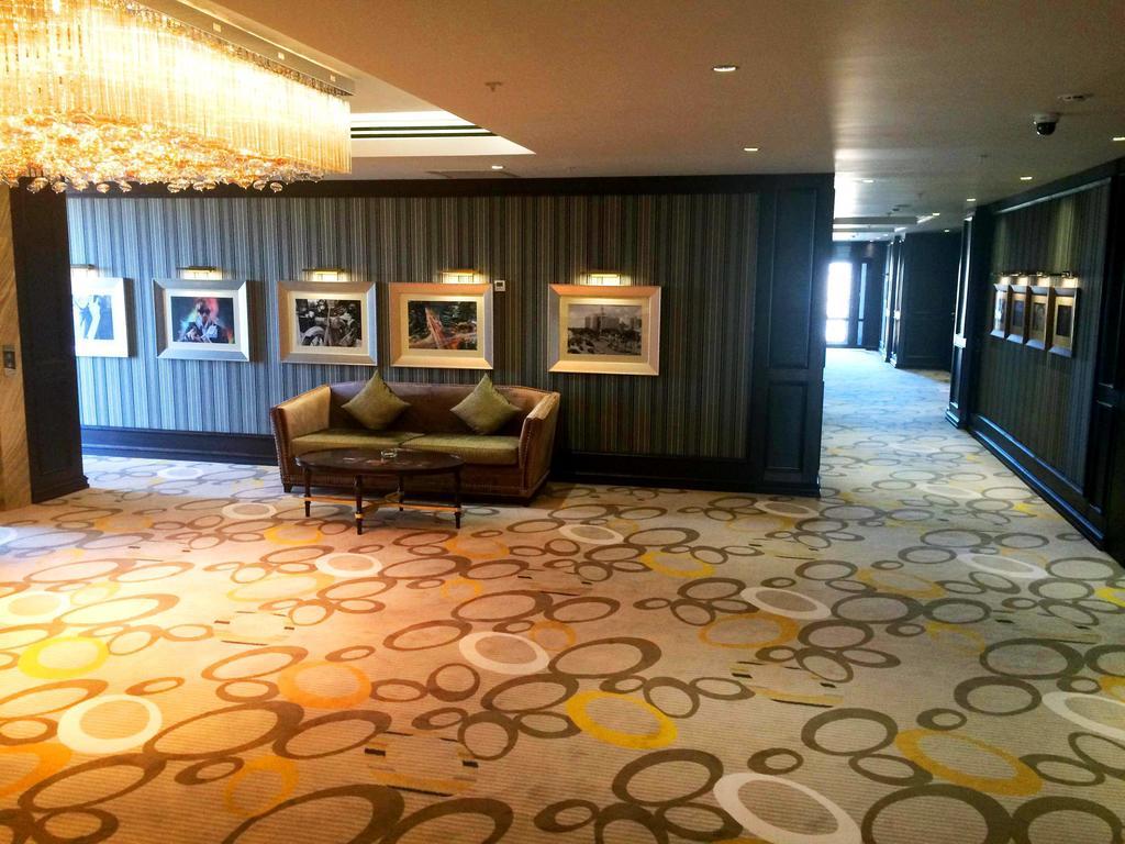 Royal Plaza Hotel And Casino 卡普恰盖 外观 照片